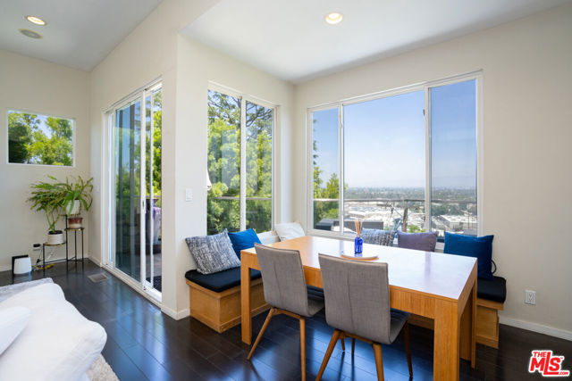 3865 Buena Park Drive, Studio City CA: https://media.crmls.org/mediaz/711fac80-a073-4cd7-8255-66ac6ea4b8f2.jpg