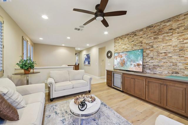 3885 Highpointe Ct, Dublin CA: https://media.crmls.org/mediaz/711ffeec-230c-4ce5-9622-c74ec5bb92b7.jpg