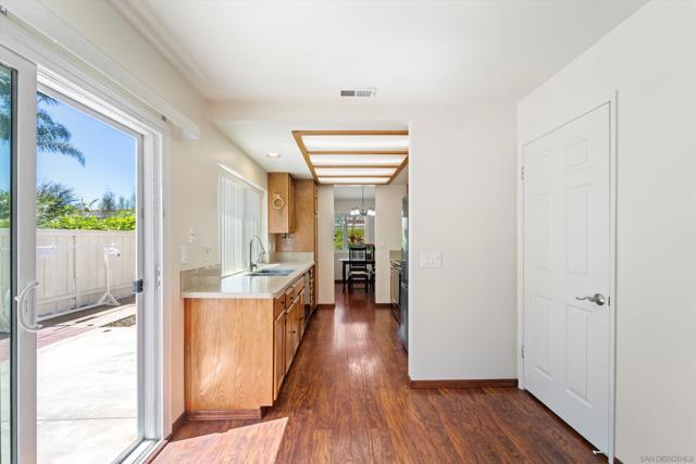 2708 MEDFORD CT, Carlsbad CA: https://media.crmls.org/mediaz/71207393-4867-4d13-9d8d-e52db0069133.jpg