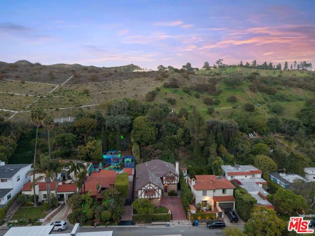 1610 N Beverly Drive, Beverly Hills CA: https://media.crmls.org/mediaz/7120b36f-7efd-47f1-b35d-98c06bb3835e.jpg