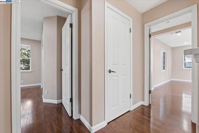 9752 Belladonna Dr, San Ramon CA: https://media.crmls.org/mediaz/7120cd1c-280d-4e68-970a-4d6ce649477f.jpg