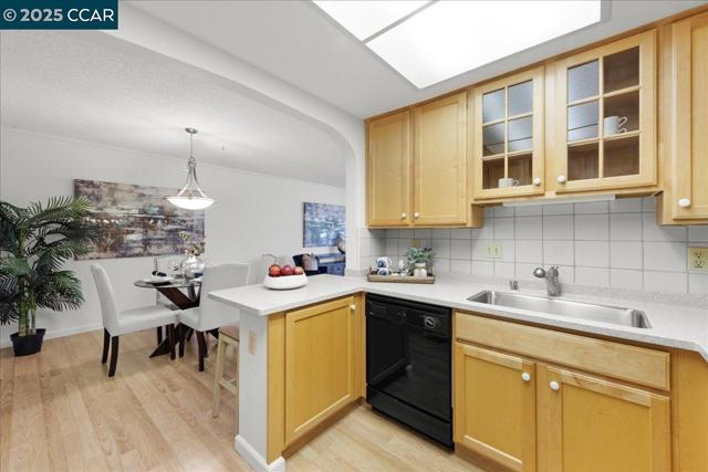 1256 Skycrest Dr, Walnut Creek CA: https://media.crmls.org/mediaz/712145dd-4a7a-454f-8851-5024e68ac3fe.jpg