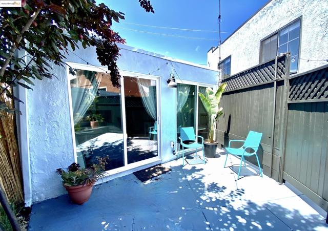 2775 E 21St St, Oakland CA: https://media.crmls.org/mediaz/71218ac7-a63e-4751-a316-56275534e666.jpg