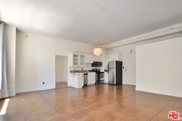 215 W 7th Street, Los Angeles CA: https://media.crmls.org/mediaz/71226b6d-34cf-431e-aff6-1a129823364b.jpg
