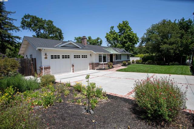 3252 Woodview Dr, Lafayette CA: https://media.crmls.org/mediaz/7122d733-d5c6-4350-8ebc-763e02f46541.jpg