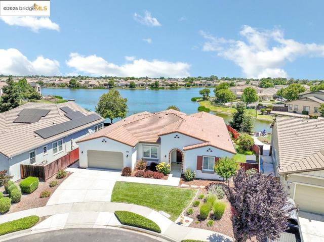 133 Clear Lake Ct, Oakley CA: https://media.crmls.org/mediaz/71233adf-2eeb-4f91-9149-95efa1110e8a.jpg