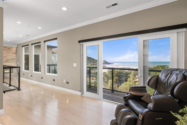 674 Corona Dr, Pacifica CA: https://media.crmls.org/mediaz/71238efe-b8d3-4b72-be5a-3fda9888e052.jpg