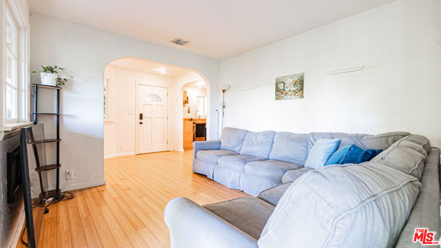 4707 Bedel Street, Woodland Hills CA: https://media.crmls.org/mediaz/7123caac-9f66-445b-9585-6825b434f792.jpg