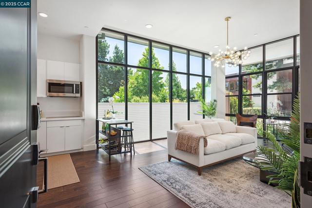 210 Lafayette Circle, Lafayette CA: https://media.crmls.org/mediaz/7123cb1c-a950-4372-9807-c5a3fc9fbc09.jpg