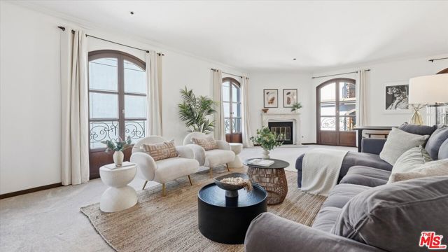 9249 Burton Way, Beverly Hills CA: https://media.crmls.org/mediaz/712412ed-2524-46da-9149-2fd2960915e0.jpg