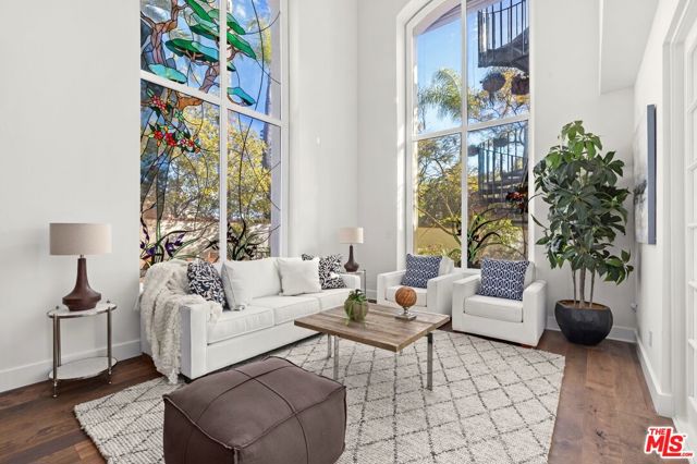 12320 Ridge Circle, Los Angeles CA: https://media.crmls.org/mediaz/7124519e-b1c1-48ca-b86d-27c7f4fe400a.jpg