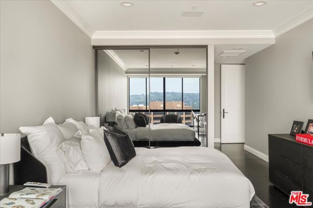 10490 Wilshire Boulevard, Los Angeles CA: https://media.crmls.org/mediaz/712471b9-c11c-44ce-994a-8068895b0660.jpg