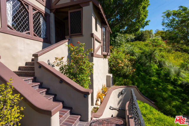 769 Bonita Drive, South Pasadena CA: https://media.crmls.org/mediaz/7124d0a4-a9d7-49bb-868c-91dff94acf13.jpg