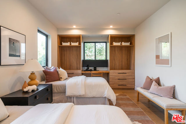 3076 Glenhurst Avenue, Los Angeles CA: https://media.crmls.org/mediaz/712682cd-87c8-437a-9401-03b4405507ca.jpg