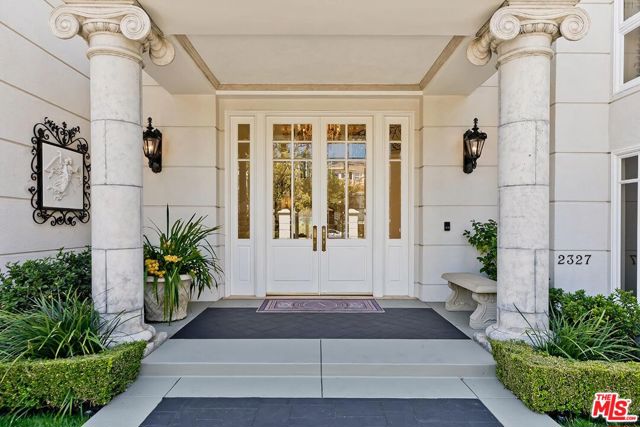 2327 Weybridge Lane, Los Angeles CA: https://media.crmls.org/mediaz/7127c1a8-bc3d-4b00-aff6-c3e7cdc98aa9.jpg