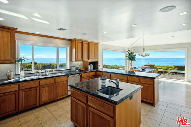 29821 Pacific Coast Highway, Malibu CA: https://media.crmls.org/mediaz/7127def3-6433-4888-89aa-186160da7aa9.jpg