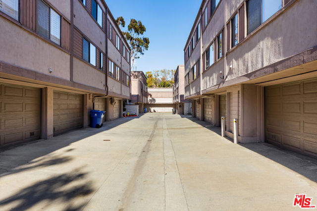4622 Glencoe Avenue, Marina del Rey CA: https://media.crmls.org/mediaz/712826e2-f1cd-42b3-a6bd-883de479d870.jpg