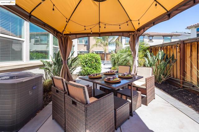 270 Guthrie Lane, Brentwood CA: https://media.crmls.org/mediaz/712932d0-9c41-4ef3-8bb2-d6fb299b0244.jpg