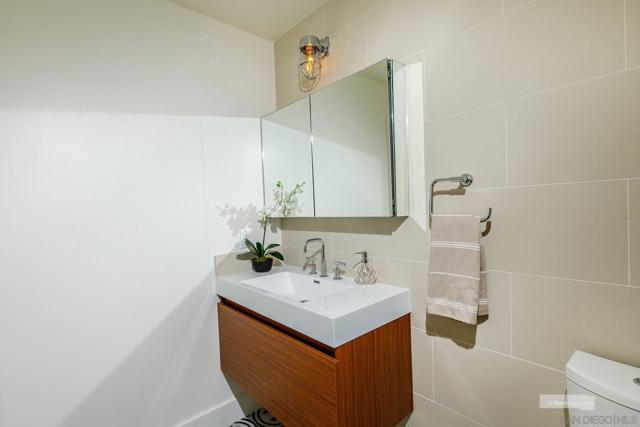2641 Costebelle Dr, La Jolla CA: https://media.crmls.org/mediaz/712a73d2-7f0c-444b-87e4-42ea3228fcc5.jpg