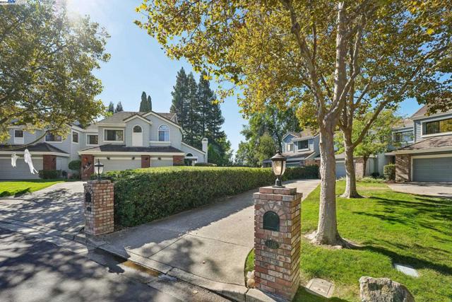 108 Kingswood Cir, Danville CA: https://media.crmls.org/mediaz/712af373-327f-43a5-a3be-bf64e4a12553.jpg