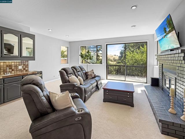 130 Hillcroft Way, Walnut Creek CA: https://media.crmls.org/mediaz/712b735d-3889-4437-a9b3-461ae2fb1b5d.jpg