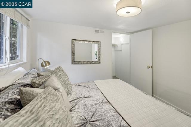 1039 Elsinore, Oakland CA: https://media.crmls.org/mediaz/712c7fe5-4aeb-450d-ab18-f9536ef4dd6b.jpg