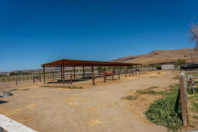 8440 Lovers Lane, Hollister CA: https://media.crmls.org/mediaz/712cb147-0655-428f-8d1c-13760556dcc8.jpg