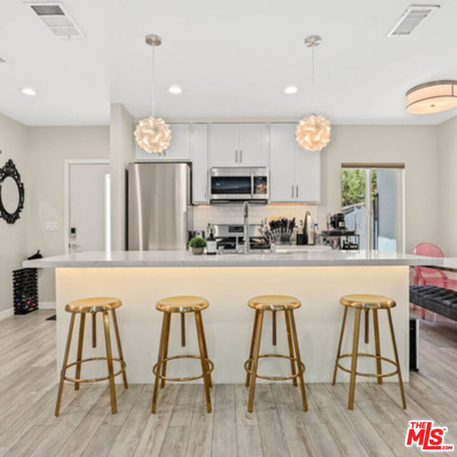 6526 6528 San Vicente Boulevard, Los Angeles CA: https://media.crmls.org/mediaz/712cfd64-9f69-4c2b-9c02-8af09104acf5.jpg