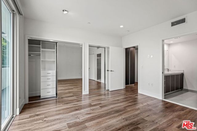 429 N Hayworth Avenue, Los Angeles CA: https://media.crmls.org/mediaz/712e5384-c0d7-40c0-a084-6564ae00d567.jpg