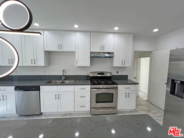 1060 22nd Street, Santa Monica CA: https://media.crmls.org/mediaz/712e5821-e0c9-4d79-8db9-4070ddc2250e.jpg