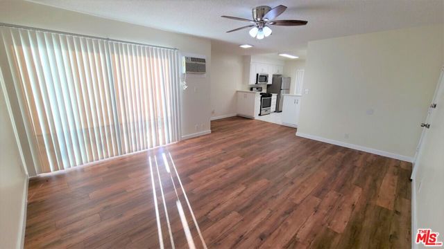 423 N Harvard Boulevard, Los Angeles CA: https://media.crmls.org/mediaz/712e60e1-a91d-4026-9aa7-5ed1e7744d52.jpg