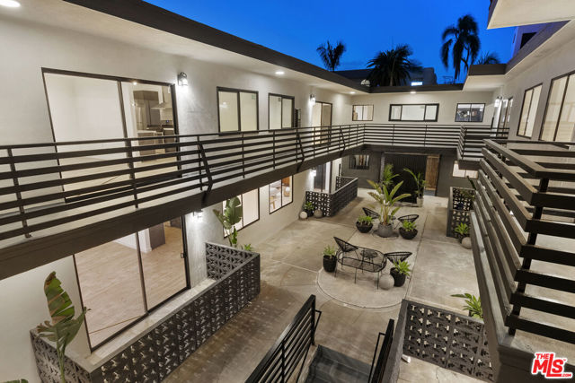 4938 Rosewood Avenue, Los Angeles CA: https://media.crmls.org/mediaz/71307612-90f6-47a4-b151-687324bbb9bb.jpg