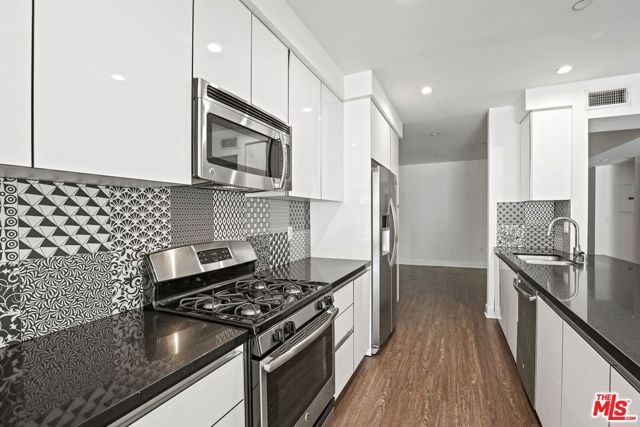 1868 Kelton Avenue, Los Angeles CA: https://media.crmls.org/mediaz/71308737-7645-44ca-bfe8-f73613d3db0b.jpg