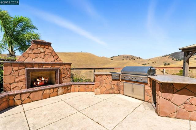 1023 Pebble Beach Dr, Clayton CA: https://media.crmls.org/mediaz/7130f52b-aaeb-4aba-8270-9bd704728f94.jpg