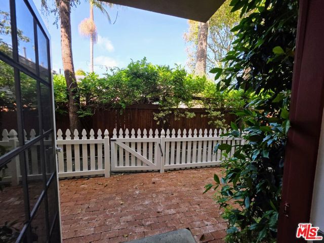 626 Broadway Street, Venice CA: https://media.crmls.org/mediaz/71312eda-c387-431e-bbcf-c241c6c4c3a8.jpg