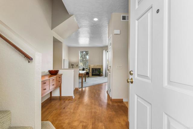 Detail Gallery Image 3 of 23 For 6151 Calle Mariselda #302,  San Diego,  CA 92124 - 2 Beds | 2/1 Baths