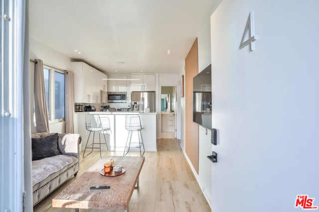 2207 Ocean Front Walk, Venice CA: https://media.crmls.org/mediaz/71318dfa-993d-4078-b626-bbd85fecb7fa.jpg