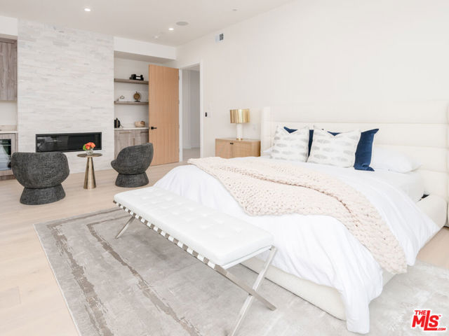 461 Chabela Drive, Manhattan Beach CA: https://media.crmls.org/mediaz/71321e93-0654-41d4-b15b-30446084e581.jpg