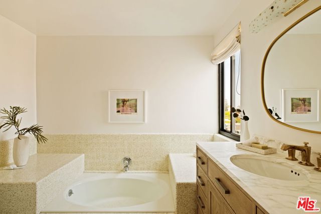 2341 N Hobart Boulevard, Los Angeles CA: https://media.crmls.org/mediaz/7132e699-ca17-4124-9324-43e1a0dfbf8a.jpg