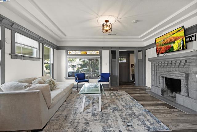 2708 60th Avenue, Oakland CA: https://media.crmls.org/mediaz/713329e7-90b5-405b-8061-9380a6218785.jpg