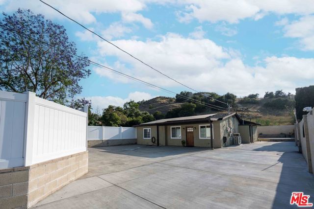 9701 Wheatland Avenue, Sunland CA: https://media.crmls.org/mediaz/71336945-9a9b-41f7-92d6-03fe476a4041.jpg