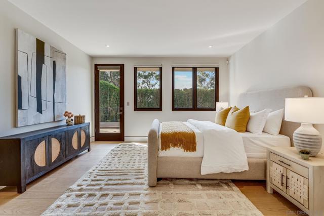 8070 La Jolla Scenic Dr N, La Jolla CA: https://media.crmls.org/mediaz/7133712f-042f-4f64-9105-c988329046aa.jpg