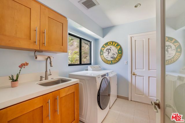 874 N Norman Place, Los Angeles CA: https://media.crmls.org/mediaz/7134143a-aa46-40d3-affe-9e1cfb40dffc.jpg