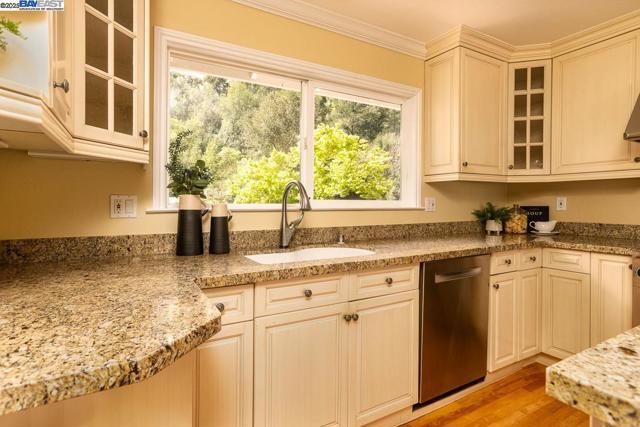 10 Easton Ct, Orinda CA: https://media.crmls.org/mediaz/71351bce-13b1-4821-90d7-6abaf8739ddc.jpg