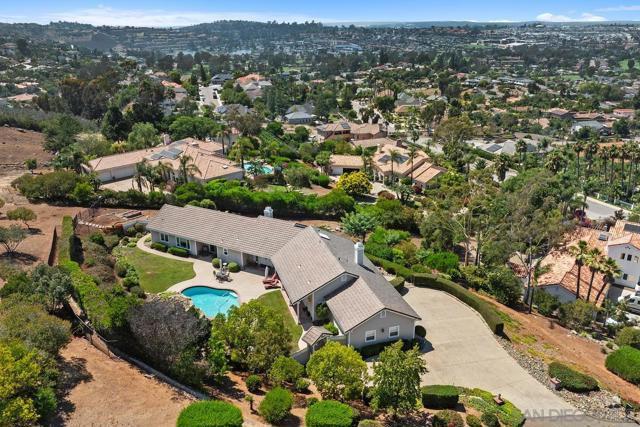 1324 Vista Colina Dr, San Marcos CA: https://media.crmls.org/mediaz/7136edb6-3ff7-4f17-b21c-23ca86cafe8e.jpg