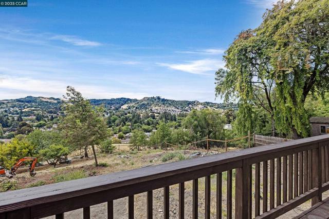 4044 Lambert Rd, El Sobrante CA: https://media.crmls.org/mediaz/7136fcba-aabe-4c6e-8fd8-b62bb18e1bb4.jpg