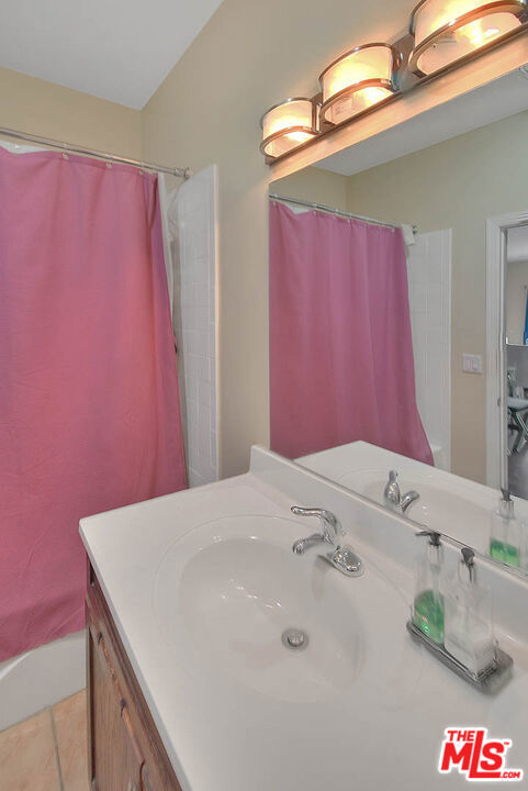 1821 S Sycamore Avenue, Los Angeles CA: https://media.crmls.org/mediaz/71370ecf-f6a3-4fef-a28d-acea8a5e5802.jpg