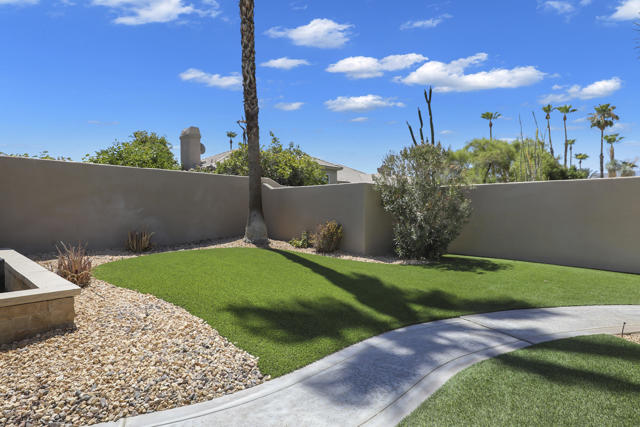 41800 Jones Drive, Palm Desert CA: https://media.crmls.org/mediaz/71372abb-8b8a-4bdc-85e0-2dec32543c6e.jpg