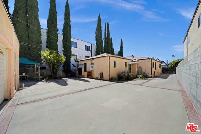 844 N Poinsettia Place, Los Angeles CA: https://media.crmls.org/mediaz/71384483-2d1f-4561-b2cb-65257ae85757.jpg