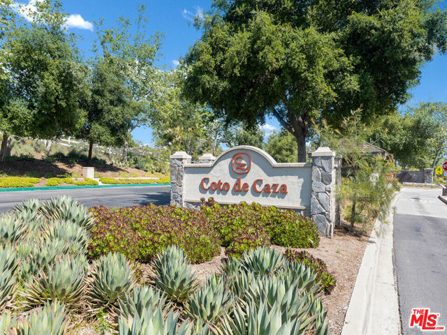 24 Green Brier Circle, Coto de Caza CA: https://media.crmls.org/mediaz/7138501b-bebb-413e-b798-cfdcd8b7ec33.jpg